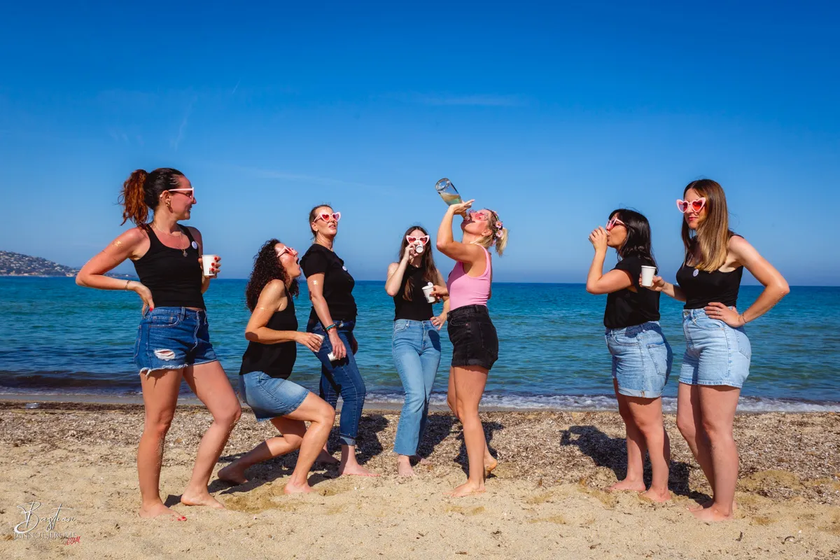 Séance photo EVJF sur la plage de Pampelonne à Saint-Tropez