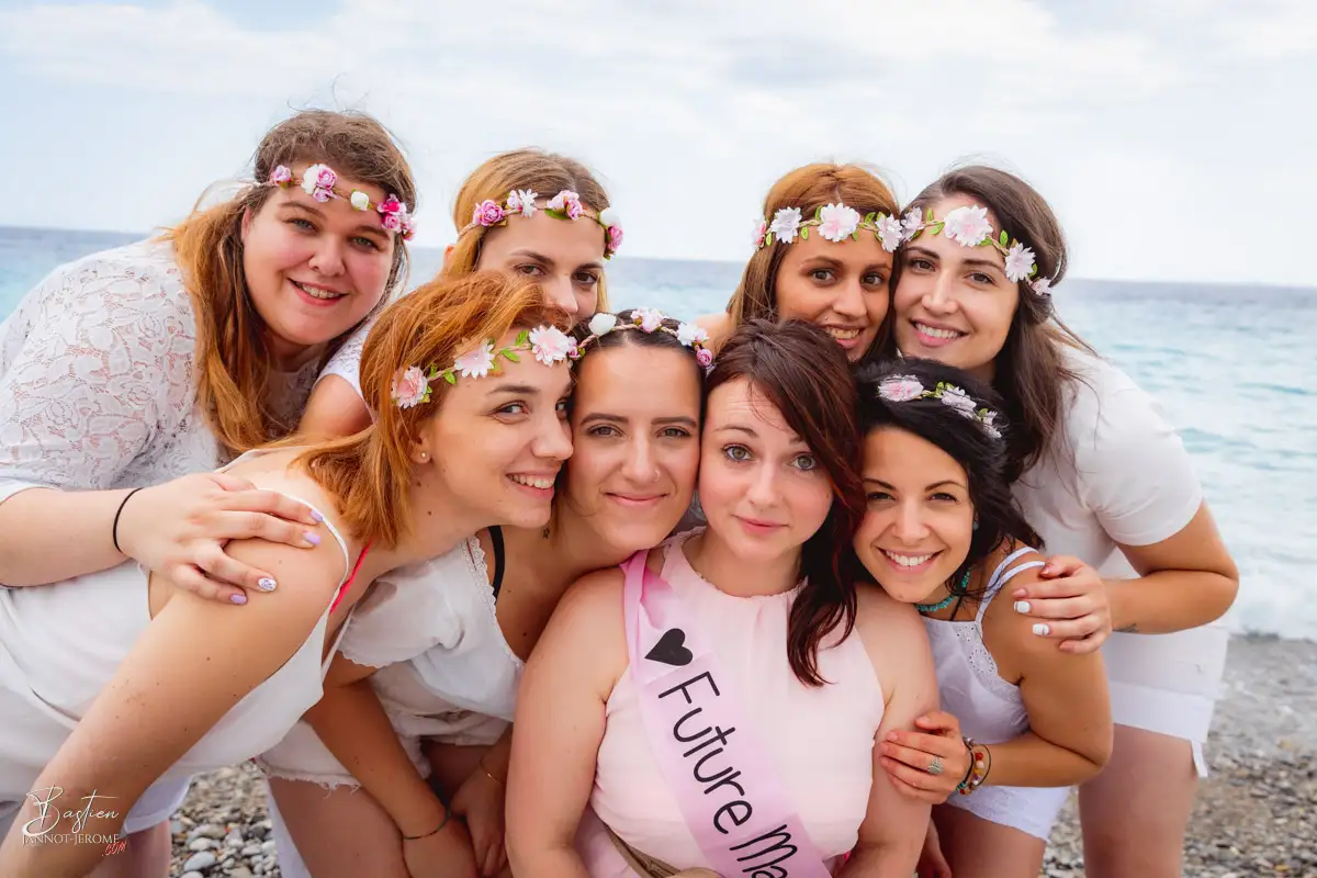 Groupe d'amies s'amusant pour un shooting photo EVJF à Saint-Tropez